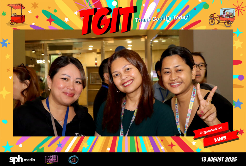 Selfie Roamer Photo Booth in Singapore by Printaparty