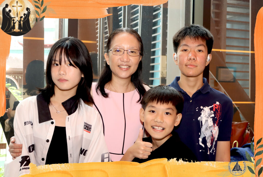 Selfie Roamer Photo Booth in Singapore by Printaparty